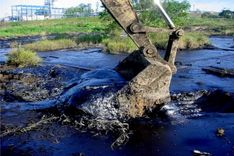 Limpeza de lagoas industriais